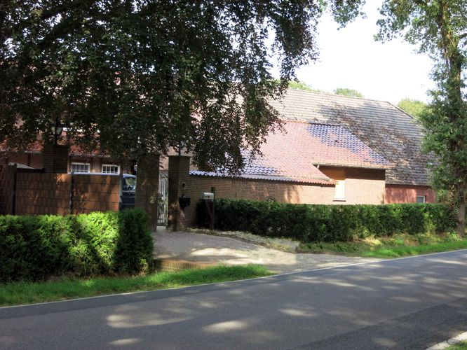 Sicht vom Radweg auf Hofeinfahrt 1