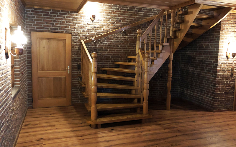 Erdgeschoss mit Holztreppe