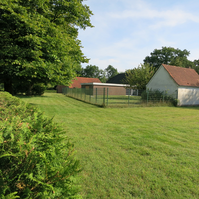 Nebengebäude 4 + Schwimmbad