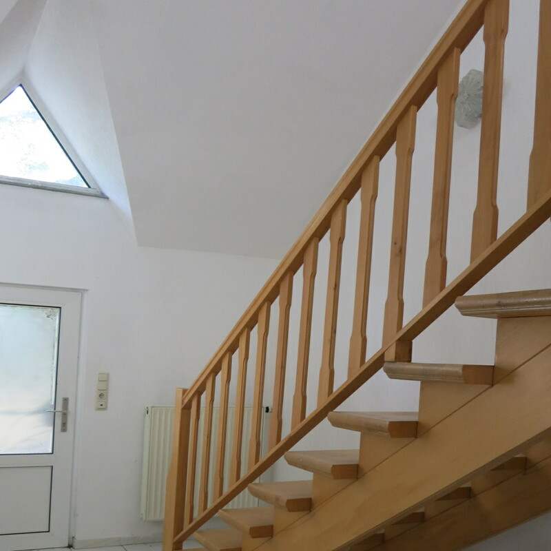 Nebengebäude 1
Eingang 2 
Zugang Büro +  zu Bodenfläche, weitere +80m² Fläche